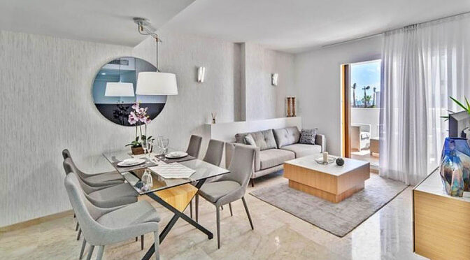 słoneczne wnętrze luksusowego apartamentu do sprzedaży Hiszpania (Punta Prima)