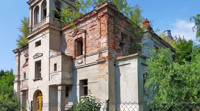 zabytkowa bryła ekskluzywnego pałacu na sprzedaż Dolny Śląsk