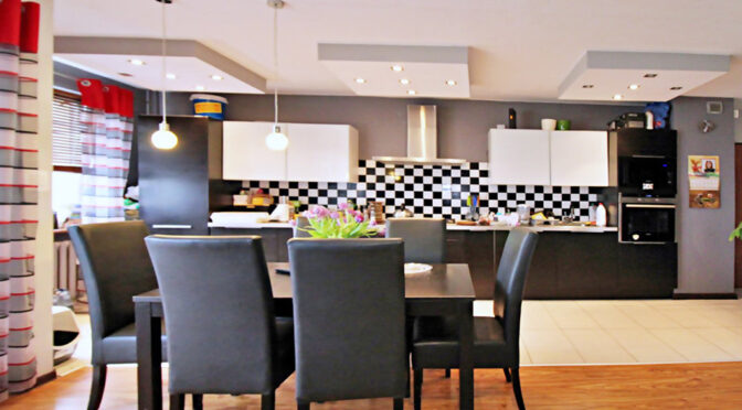 widok z salonu na aneks kuchenny w luksusowym apartamencie na sprzedaż Gorzów Wielkopolski