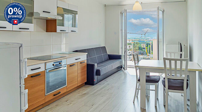 widok z salonu na aneks kuchenny oraz taras przy luksusowym apartamencie do wynajmu Jelenia Góra